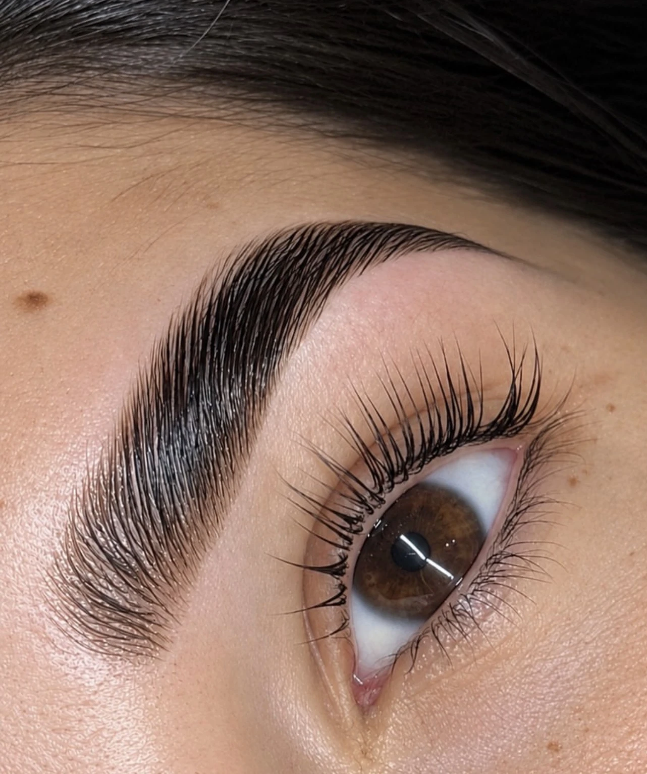 Detalle de cejas realizado por Ángela Salloum